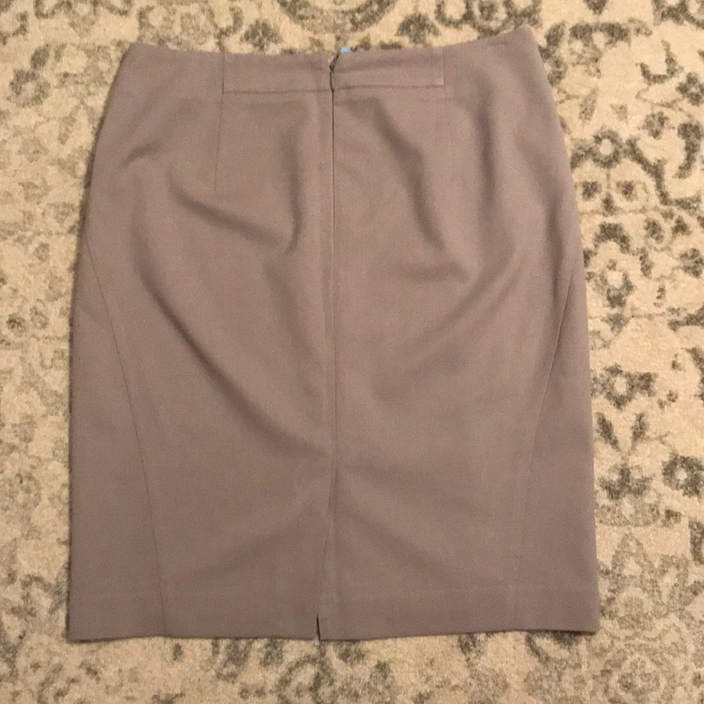 Ann Taylor Gray Skirt - Size 6! - Picture 4 of 8